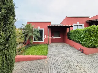 Fachada de uma residência em Lajeado, Brasil, com jardim e entrada pavimentada.