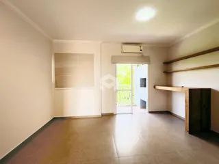 Ambiente interno com piso de cerâmica e paredes brancas.