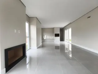 Ambiente interno amplo com piso claro e paredes neutras.