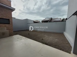 Vista externa de um quintal com paredes laterais em Lajeado, Brasil.