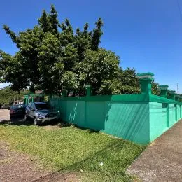 Parede verde de cerca delimitando a propriedade em Lajeado, Brasil.