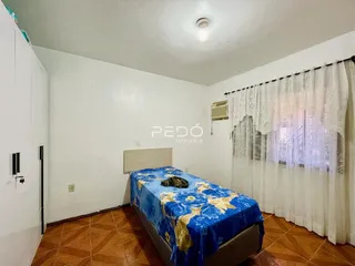 Quarto com cama e janela em um imóvel no Brasil.