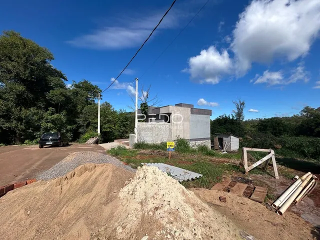 Vista externa de uma propriedade em Lajeado, Brasil, mostrando terraplenagem e uma estrutura em construção.