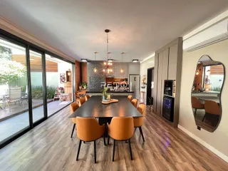Vista de uma sala de jantar com grandes portas de vidro em um imóvel em Lajeado.