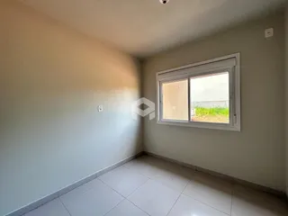 Interior de um cômodo com paredes claras e piso de cerâmica.