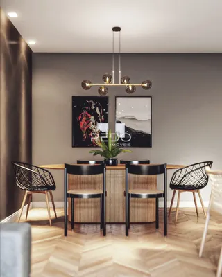 Ambiente interno com piso de madeira e decoração moderna.