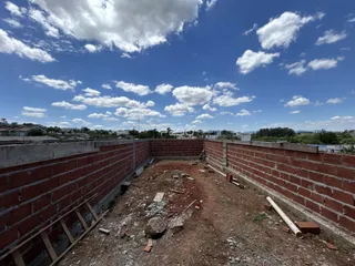 Parede de tijolos vermelhos de uma propriedade em Lajeado, Brasil.