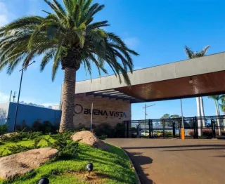 Foto da fachada de um empreendimento residencial em Lajeado, Brasil, com palmeira em primeiro plano.