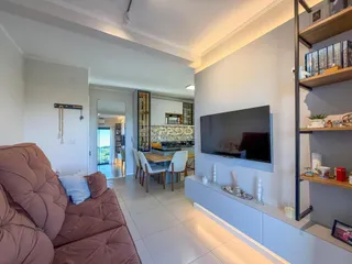 Sala de estar com área de jantar integrada em imóvel no Lajeado.
