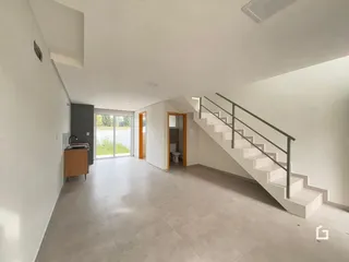 Vista de um corredor interno com escadaria em um imóvel em Lajeado.