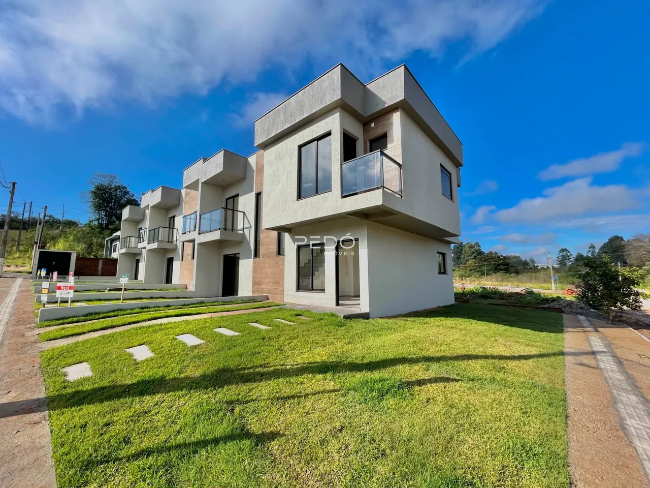 Fachada de um imóvel residencial em Lajeado, Brasil, com jardim frontal.