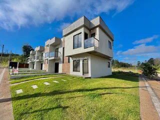 Fachada de um imóvel residencial em Lajeado, Brasil, com jardim frontal.