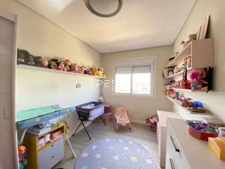 Quarto com prateleiras e cama decorada em ambiente interno.