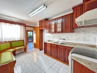 Vista da cozinha e sala de jantar de uma propriedade em Lajeado, Brasil.