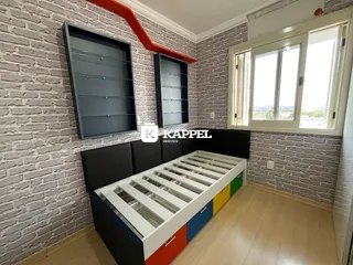 Quarto com cama e estantes em parede de tijolos.