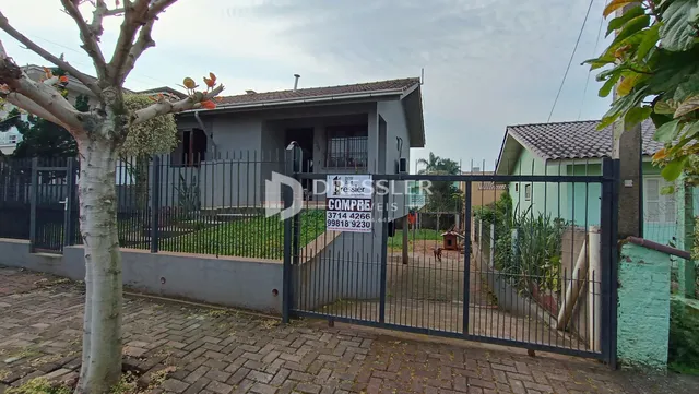 Fachada de uma residência com portão de ferro em Lajeado, Brasil.