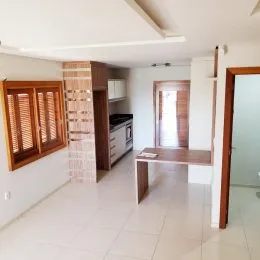 Sala de estar com armários de madeira e piso de cerâmica clara.