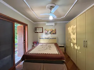 Quarto com armários e piso de madeira.