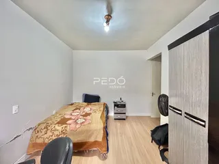 Foto de um quarto com cama e armário em um imóvel.