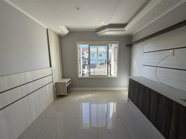 Sala de estar moderna com piso de cerâmica clara.