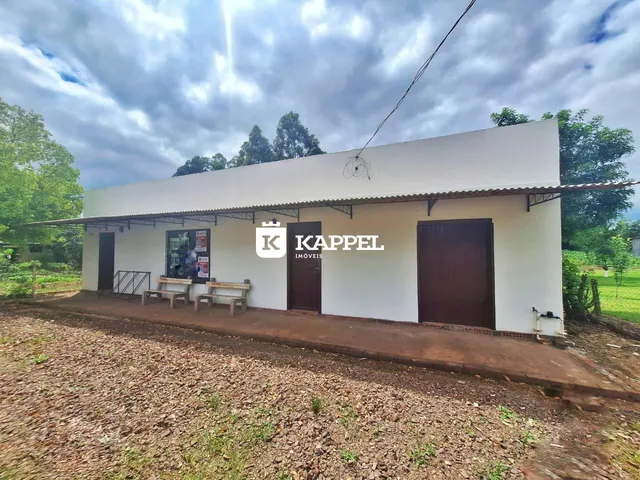 Fachada externa de uma casa branca com porta e garagem.