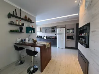 Ambiente interno com piso de madeira e estantes de madeira.