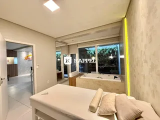 Foto de um quarto interno com cama e grande janela com vista para o exterior.