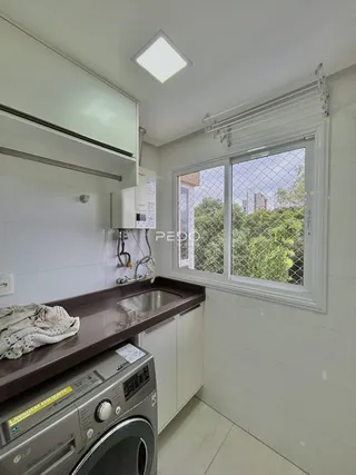 Vista da cozinha com armários e eletrodomésticos em Lajeado.