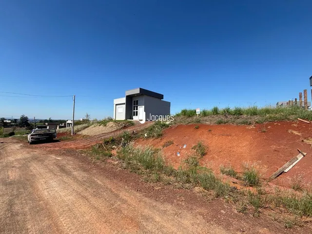 Fachada de uma casa moderna em terreno árido.