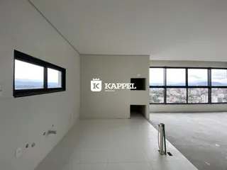 Ambiente interno com grande janela mostrando uma vista da paisagem urbana.