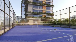 Quadra esportiva externa cercada por tela metálica em uma área de lazer.