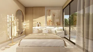 Quarto com cama e janela de vidro em ambiente interno.
