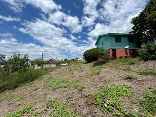 Vista da fachada de uma casa em Lajeado, Brasil, situada em uma colina.