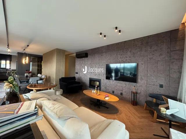 Sala de estar moderna com sofá e lareira em um imóvel no Brasil.