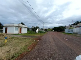 Fachada de uma residência em Lajeado, Brasil, com acesso por estrada de terra.