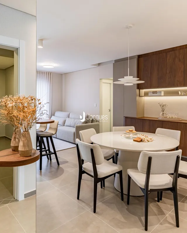 Sala de estar e jantar com decoração moderna em um imóvel no Brasil.