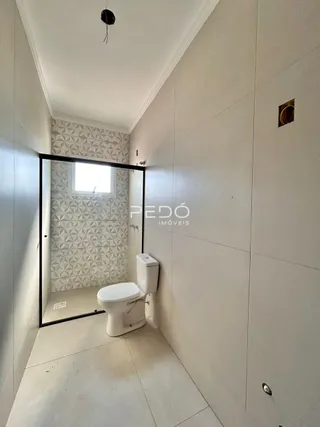Corredor interno de um imóvel em Lajeado, Brasil, mostrando um banheiro.