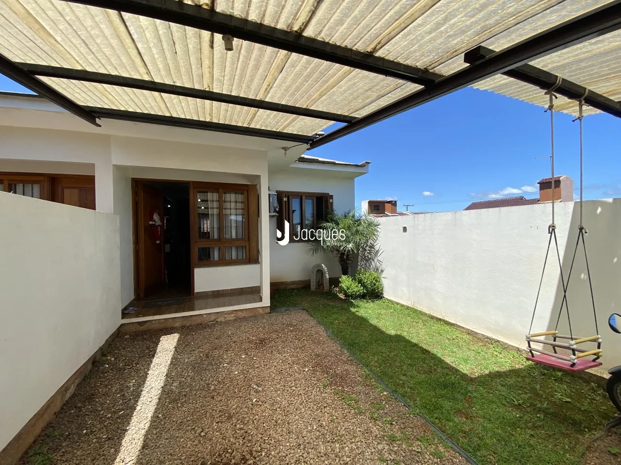 Fachada de uma residência com área externa gramada em Lajeado, Brasil.