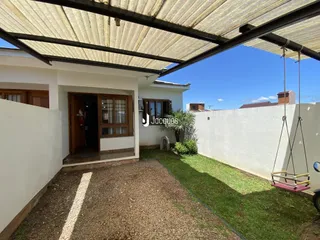 Fachada de uma residência com área externa gramada em Lajeado, Brasil.