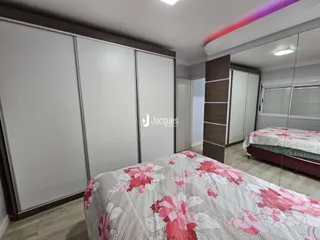 Quarto com armários e cama em um imóvel.