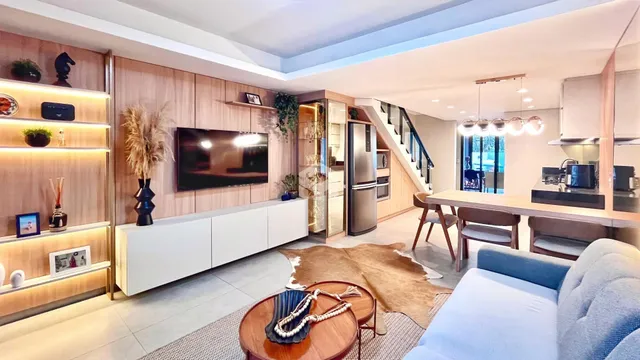 Sala de estar moderna com painéis de madeira e ambiente aberto.