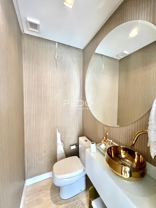 Foto de um banheiro moderno com revestimento de parede texturizado.