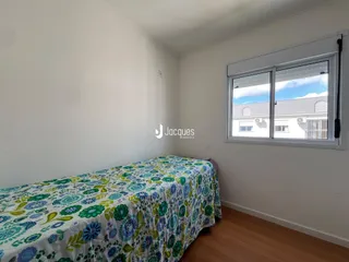 Quarto com cama e janela em um imóvel no Brasil.