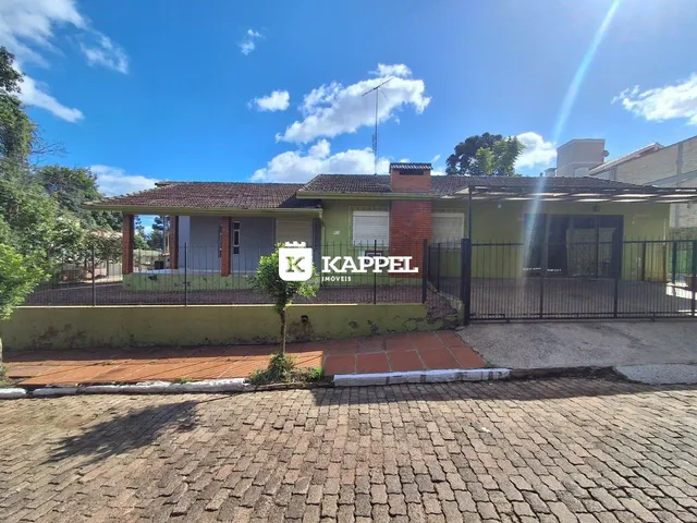 Fachada de uma residência em Lajeado, Brasil, com muro e portão de segurança.