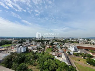 Vista aérea de uma área urbana com vegetação e edifícios no Brasil.