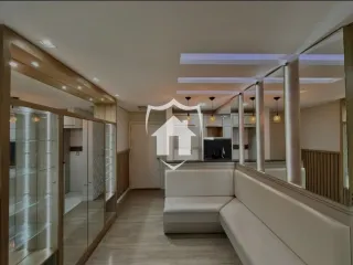 Foto de um corredor interno com paredes espelhadas e piso de madeira.