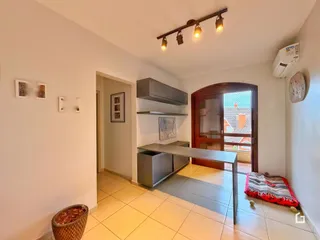 Vista interna de uma área de cozinha ou sala de jantar com piso de cerâmica.