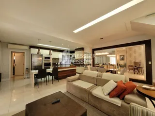 Sala de estar com sofá e piso de madeira.