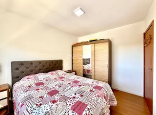 Quarto com cama e guarda-roupa de madeira.