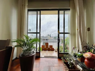 Sala de estar com portas de vidro que dão acesso a uma área externa.